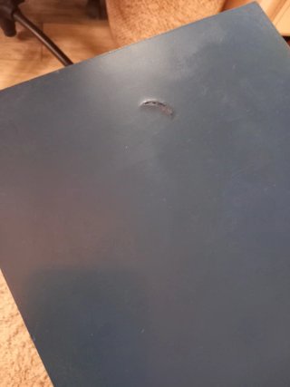 Cajonera azul con tiradores dorados