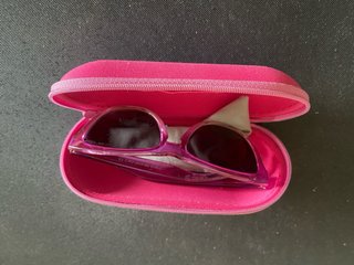 Gafas de sol rosas para niña