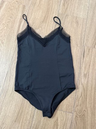 Body negro con encaje