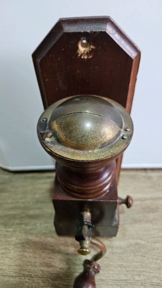 Molinillo de café de pared madera.