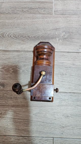 Molinillo de café de pared madera.