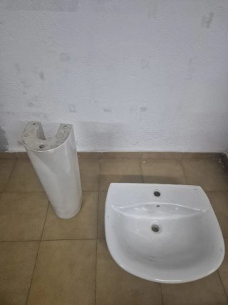 Lavamanos de cerámica blanco son dos