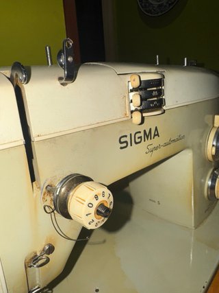 Máquina de coser SIGMA vintage con mueble