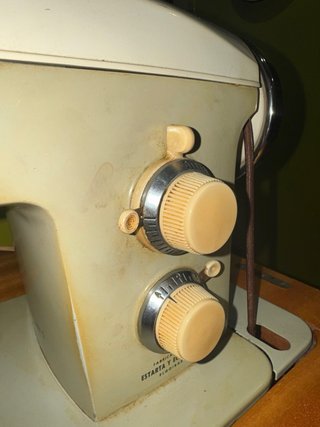 Máquina de coser SIGMA vintage con mueble