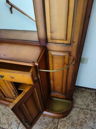 Mueble recibidor de madera con espejo