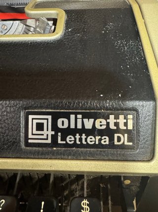 Máquina de escribir Olivetti Lettera DL con funda