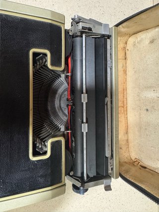 Máquina de escribir Olivetti Lettera DL con funda