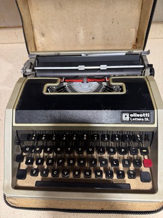 Máquina de escribir Olivetti Lettera DL con funda