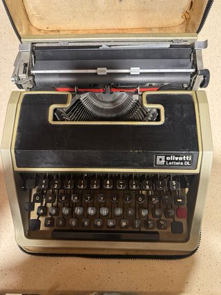 Máquina de escribir Olivetti Lettera DL con funda