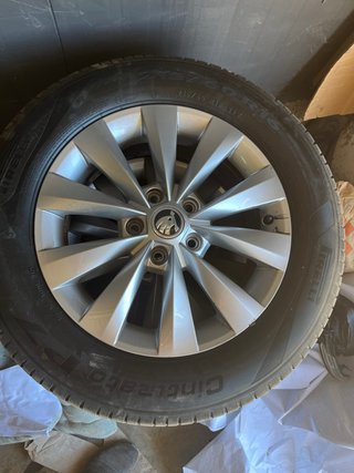 Llantas de aleación con neumáticos Pirelli