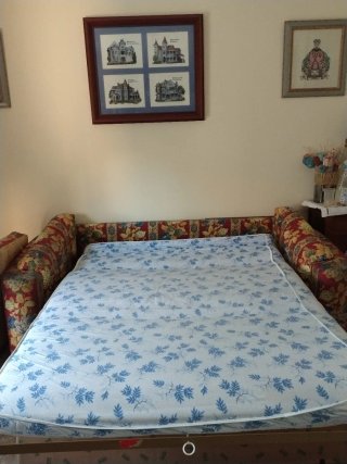 Sofá-cama madera y tela floral
