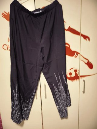 Pantalón negro con estampado