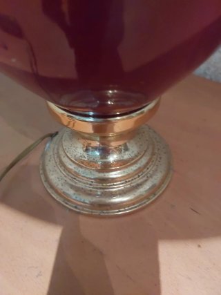 Lámpara de mesa roja y dorada