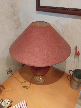 Lámpara de mesa roja y dorada