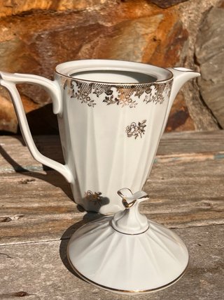 Cafetera de porcelana con rosas