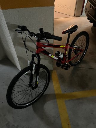 Bicicleta de montaña roja