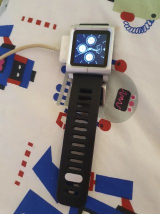 Reloj inteligente plateado y negro