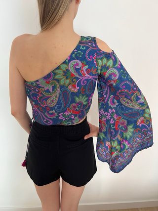 Top un hombro descubierto estampado azul