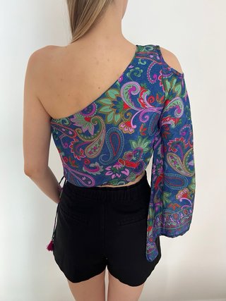 Top un hombro descubierto estampado azul