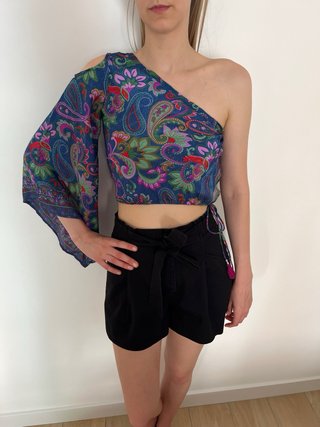 Top un hombro descubierto estampado azul