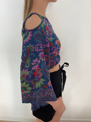 Top un hombro descubierto estampado azul