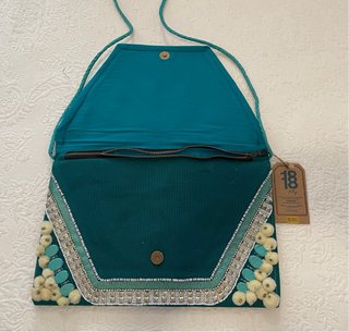 Cartera de pedrería y abalorios
