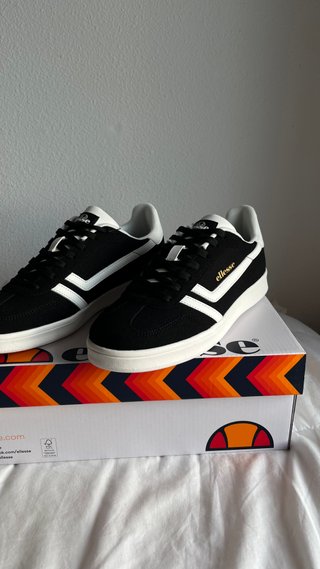Zapatillas Ellesse Laroma Capsule Negras y Blancas