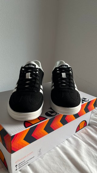 Zapatillas Ellesse Laroma Capsule Negras y Blancas