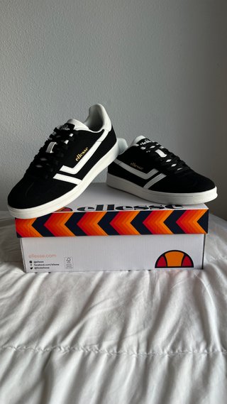 Zapatillas Ellesse Laroma Capsule Negras y Blancas