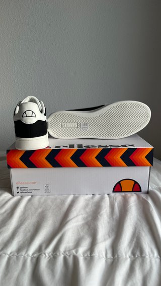Zapatillas Ellesse Laroma Capsule Negras y Blancas