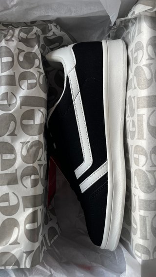 Zapatillas Ellesse Laroma Capsule Negras y Blancas