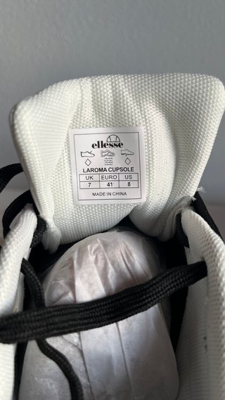 Zapatillas Ellesse Laroma Capsule Negras y Blancas