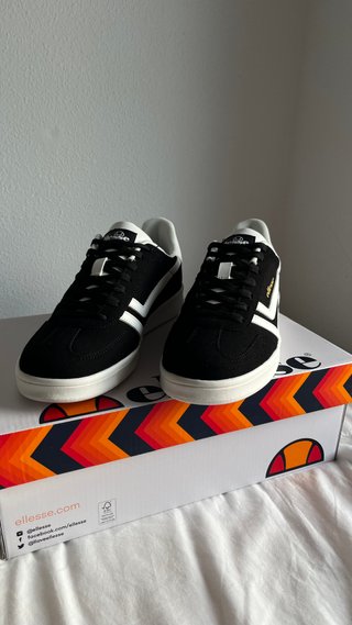 Zapatillas Ellesse Laroma Capsule Negras y Blancas