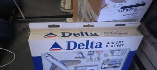 Delta Airport Play Set - Die Cast Metal