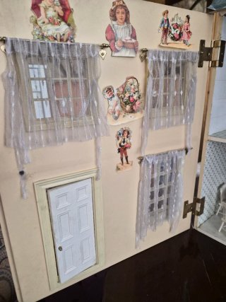 Casita de muñecas antigua