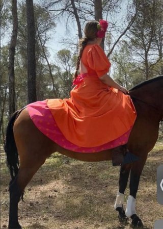 Traje de flamenca naranja y rosa
