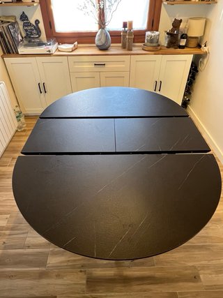 Mesa de comedor redonda negra