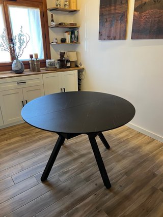 Mesa de comedor redonda negra