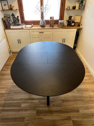Mesa de comedor redonda negra