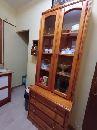 Mueble de madera con vitrina y cajones
