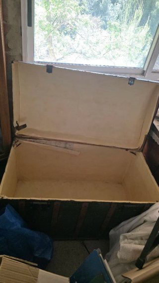 Baúl antiguo madera y metal