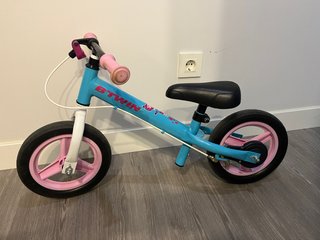 Bicicleta sin pedales Btwin azul y rosa