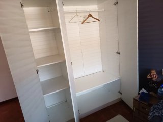 Armario de madera desmontable. Desmontado