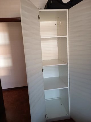 Armario de madera desmontable. Desmontado
