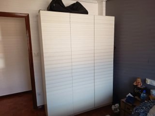Armario de madera desmontable. Desmontado