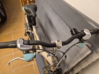Bicicleta urbana color crema