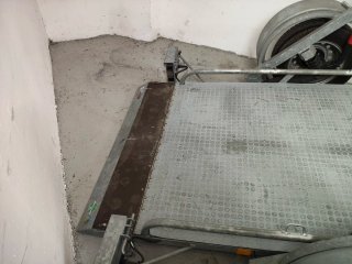 Remolque basculante con cabrestante eléctrico