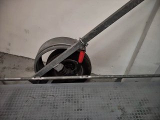 Remolque basculante con cabrestante eléctrico