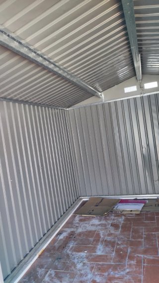 Caseta metálica gris y blanca