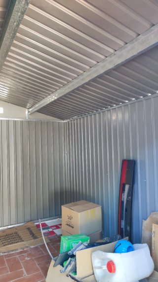 Caseta metálica gris y blanca